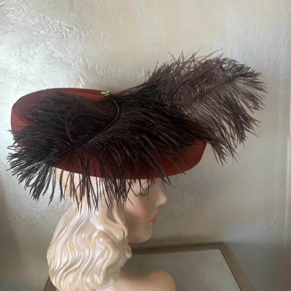 RAVISHING 1940s' CINNAMON COLOR TILT FELT HAT WITH LARGE BROWN FEATHERS + JEWEL